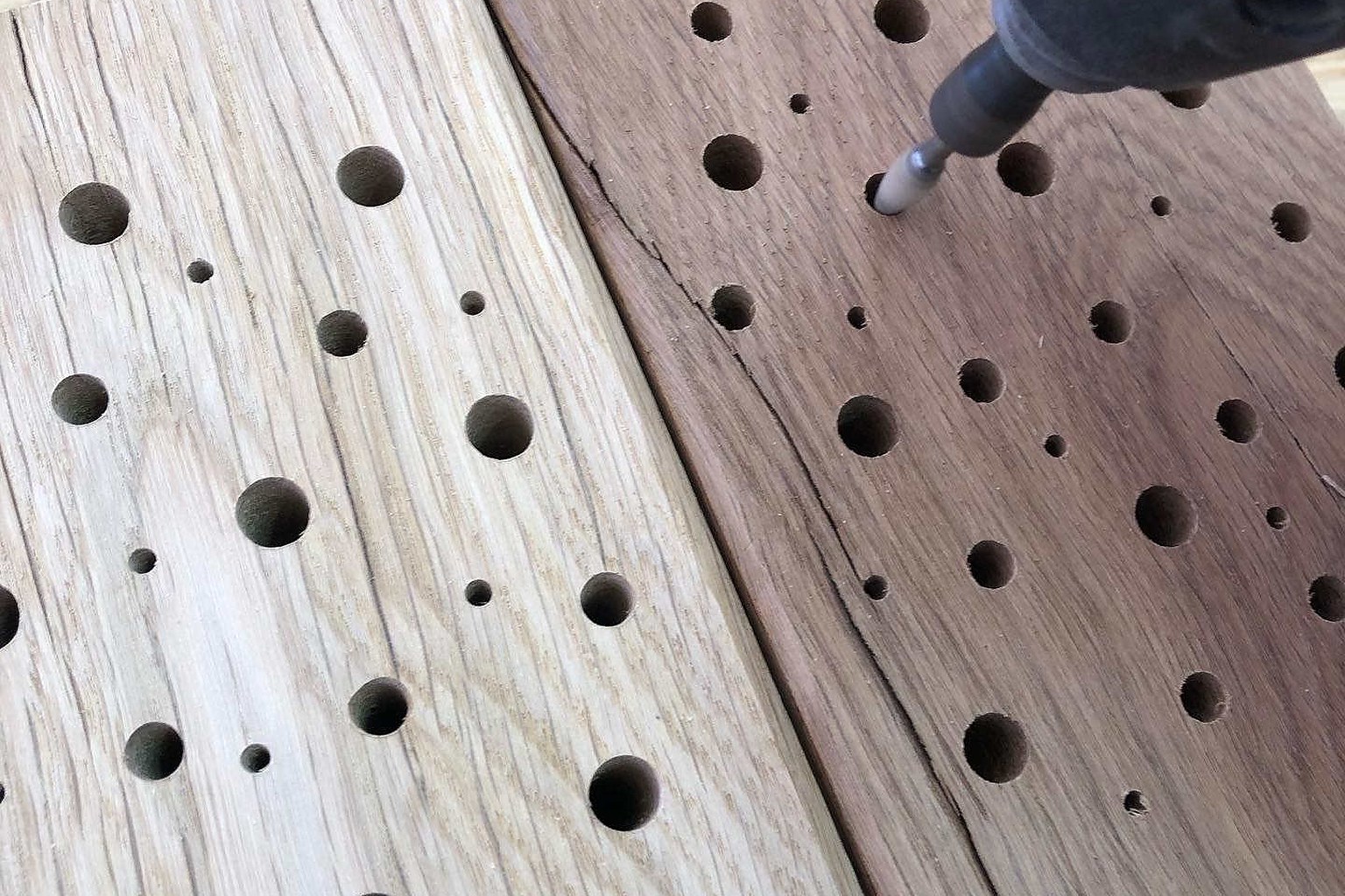 Handfinish an den Bohrungen einer Nisthilfe aus Massivholz