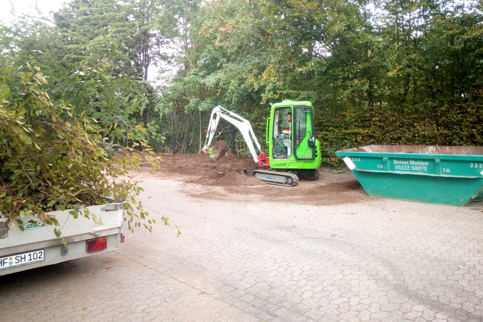 Erdarbeiten mit Minibagger bei einer Gartenumgestaltung durch SH Gartenservice GbR