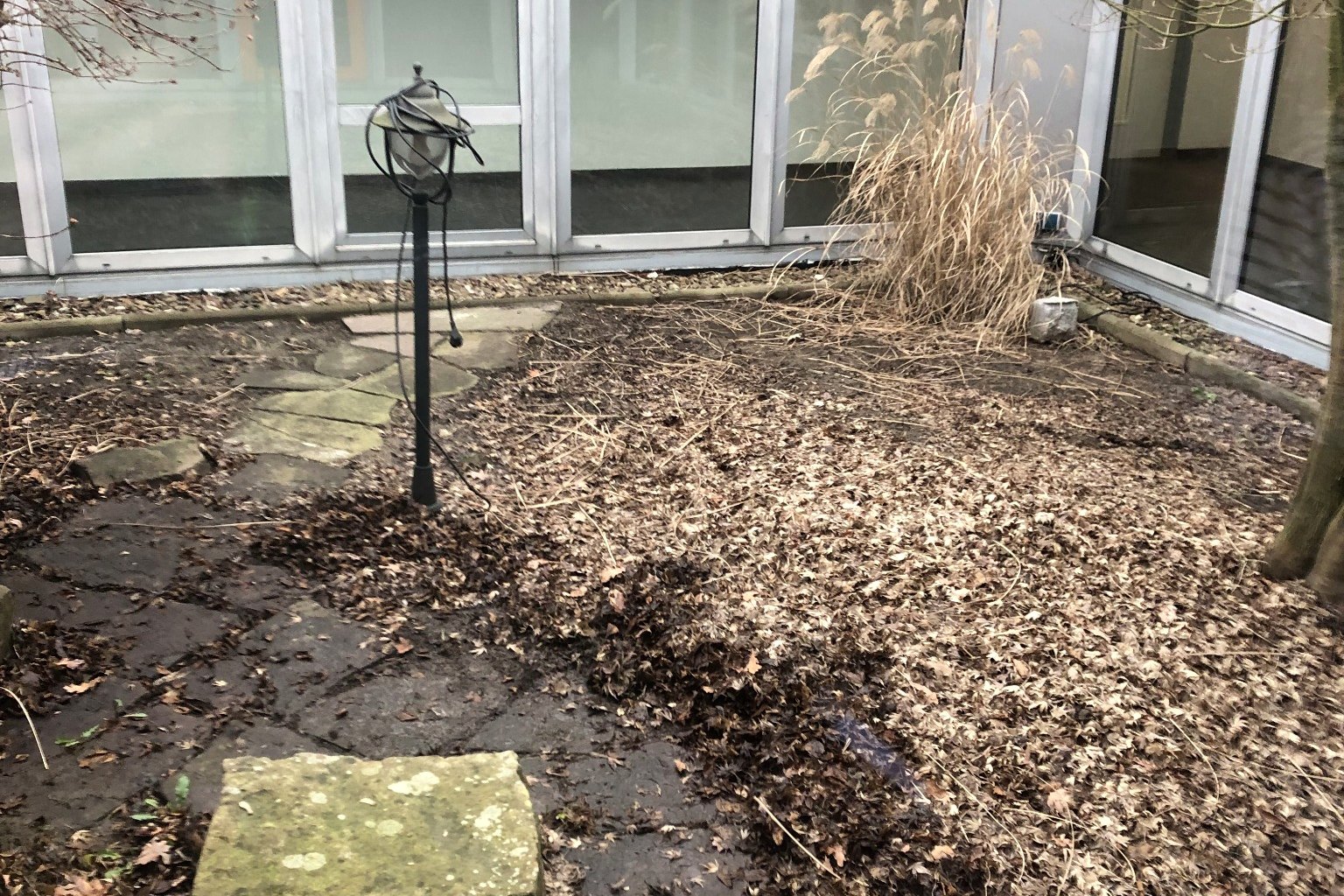 Gartenbereich vor der Umgestaltung durch SH Gartenservice GbR