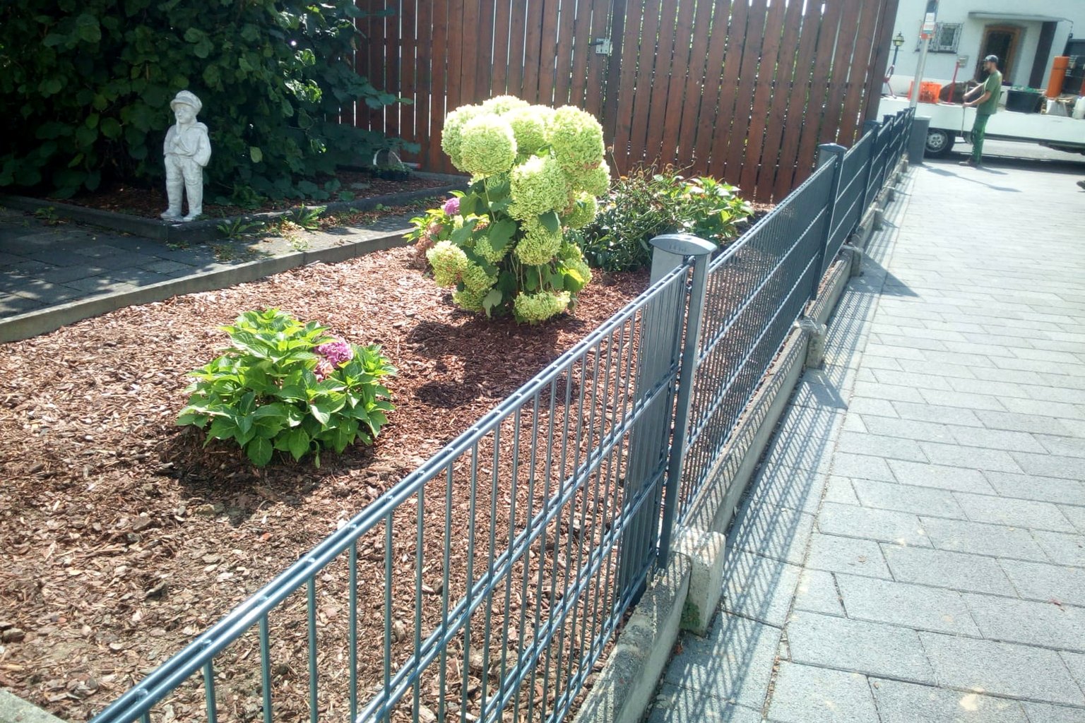 Fertig montierter Metallzaun als Grundstücksabgrenzung durch SH Gartenservice GbR